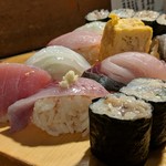 天史朗鮨 - 地魚おまかせ寿司（マグロ、スルメイカ、ヒラマサ、真鯛、鯵、〆鯖、酢〆カマス、細巻き（イカの塩辛、酒盗））