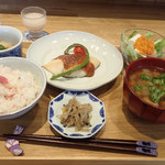 喫茶と食事 みどり - お花見セット　食前酒、根菜たっぷりの汁物、桜ご飯、鰆のごまみそ焼き、ニンジンドレッシングの花豆サラダ、タケノコとフキの煮物、サービスのウドのきんぴら