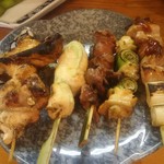 鳥久 - 焼きとり (左から)手羽先、ササミ、砂肝、皮？、若どり