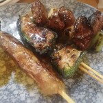 鳥久 - (上から)レバー、ピーマン肉詰め、つくね