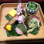 八寸 - 八寸(もろこ、八幡巻き、イイダコ、筍木の芽、こごみ、錦玉子、桜餅など）