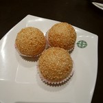 Tim Ho Wan - 黄身餡の胡麻揚げ団子（Sesame Balls With Molten Salted Egg）
