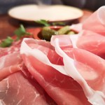 ブレッツカフェクレープリー - バスク産生ハムとサラミ