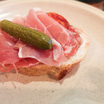 ブレッツカフェクレープリー - バスク産生ハムとサラミ