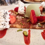 ブレッツカフェクレープリー - 限定ピスタチオとイチゴ