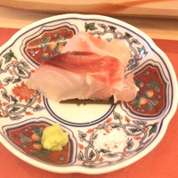 鮨 そえ島 - 鐘崎の真鯛昆布じめ
                      下に見えている昆布じめまで美味しくいただけるとのこと。