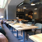 MORETHAN GRILL - 広々店内 ソファー席とてもいい！