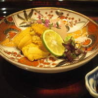 日本料理 晴山 - 造りは熟成させた鮃にたっぷりの海胆を添えて