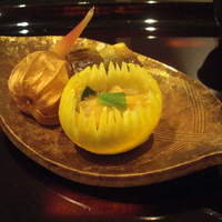 日本料理 晴山 - かますの炙りずし、柚子釜の中は烏賊の腑腸和え、と酸漿トマト。