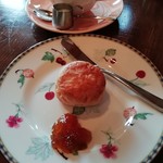 カフェ アイラナ - お供はスコーン。…やっぱりこういう焼菓子にはホイップクリームを添えて欲しいよねえ…それだけが残念