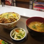 すき家 - チーズ牛丼“大盛”豚汁おしんこセット