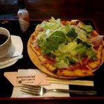 町家カフェ上屋敷二丁目 - 生ハムと野菜のピザ（石窯ピザナポリ風）Mサイズ 1200円+150円でホットコーヒー付