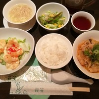 廣東料理 民生 ヒルトンプラザウエスト店 - 本日の逸品やスープ、サラダにご飯又はお粥、デザート付きの海老マヨランチ税込み1,030円