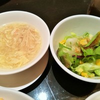 廣東料理 民生 ヒルトンプラザウエスト店 - あっさり上品なカニと玉子のスープはおかわりOK、中華風ドレッシングのサラダ