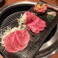 生粋 - 生粋盛合せ（2,180円）/ 赤身刺し・霜降り刺し・ユッケ