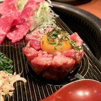 生粋 - 生粋盛合せ（2,180円）/ 赤身刺し・霜降り刺し・ユッケ