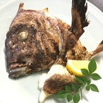 とん鈴 - 絶品鯛の兜焼き定食、鯛アップ