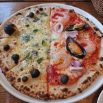 Pizzeria Famiglia - クアトロフォマッジとフルッティ・ディ・マーレ