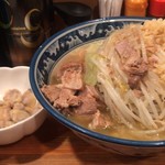 らーめん家 政 - ニンニク気にしない日は食べましょう！
      かなりのボリューム