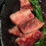 悟空伝 - 和牛カルビ…脂身が多かった…半分以上、宝刀でチョキチョキと切り落として、かろうじて付いてる霜降り部分だけを焼いてみました…周りの脂身をそぎ落として、皿に乗せた印象です(´口`)⤵︎⤵︎⤵︎