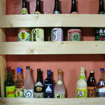 ゆんたく家 - 女将手作りの棚に並ぶ泡盛