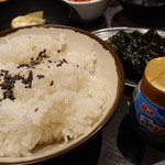 炭火焼肉屋台 たじま屋 - 卓上にある昆布のふりかけをかけても美味しい