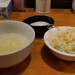 川菜館 - ランチセットのスープとサラダは座ると速攻出来てきます