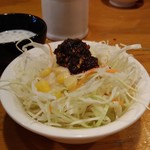 川菜館 - サラダのドレッシング抜きにして卓上のオリジナルラー油を山盛りにして食べるのが本生流