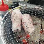 Sumibiyakiniku Shibaura Horumon - 名物のつくね（1本290円）は挽きホルモンを網脂で巻いたもの