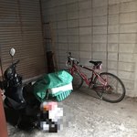 花くまサッポロラーメン - 店のさらに奥に、自転車を停める　※写真では分かりづらいが、真っ暗だ