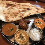 インド料理&BAR ニューデリ - ランチのカレーとナンセット