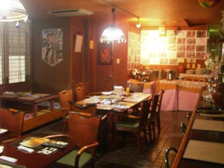 Rajasutantsu - 座敷テーブルにカウンターと広い店内は居酒屋の様