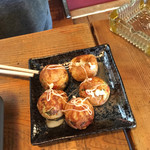 Yakitori Miki - 焼きたてのタコ焼きにソースやマヨネーズ、醤油をかけ、青海苔をかけて箸で食べる。