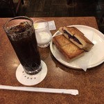 105672839 - アンプレスとアイスコーヒー。