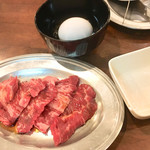 焼肉たまい - 金運カルビ（100円）の登場。たまいグループの金運つくね同様、卵がつきます。