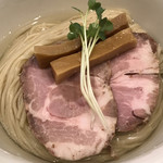 らぁ麺やまぐち - 昆布出汁に麺が浸されたツルツル麺です。