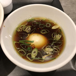 らぁ麺やまぐち - 味玉の入った鶏油の濃いつけ汁です。