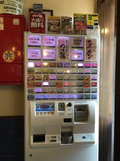 ラーメン うづまき - 食券機。つけメン推しなのか？
