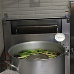 銀座 八五 - 調理場②
      野菜たっぷり入った寸胴