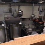 銀座 八五 - 調理場③
      湯切りは6個