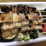 ハセガワストア - やきとり弁当 タレ（中）＋レバー タレ 1本増し
      やきとり弁当（中）の分の串は 豚串3本と野菜串1本
      紅ショウガは 小袋から 出しました