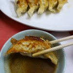 マルシン飯店 - 熟成豚肉焼き餃子6個380円・酢胡椒タレで。