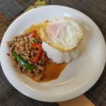 タイ料理ぺっぽい - カオ・カッパオ・ムー・カイダオ 「豚肉のバジル炒めとご飯」