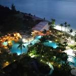 Hyatt Regency - 部屋から見たプールと海（夜）