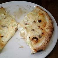 イゾラ スメラルダ - チーズのピザ