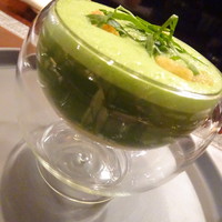 レストラン ラリューム - 春の野菜のポタージュを滑らかなフランに注いで蛤と香ばしいクルトンを浮かべて