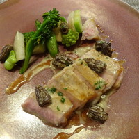 レストラン ラリューム - メイン　フランス　ブルターニュ産子牛ロース肉　ココットで優しく火入れ モリューヌ茸と旬の野菜を添えて