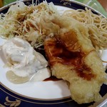 新天町倶楽部 - 右：豚ロース天ぷら　左：白身魚蒸し焼きホワイトソースがけ　