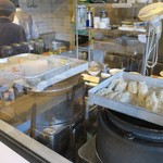 ブラウンオニオンカレーファクトリー - 厨房の様子。