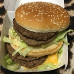 マクドナルド - ちょっとずらすとこんな感じ。
            
            昔モスにも”ビッグモス”ってのもあった。
            トマトも入ってて美味かった。
            
            トマトは嫌いだが、サンドイッチやバーガーに入ってるには好き。
            
            